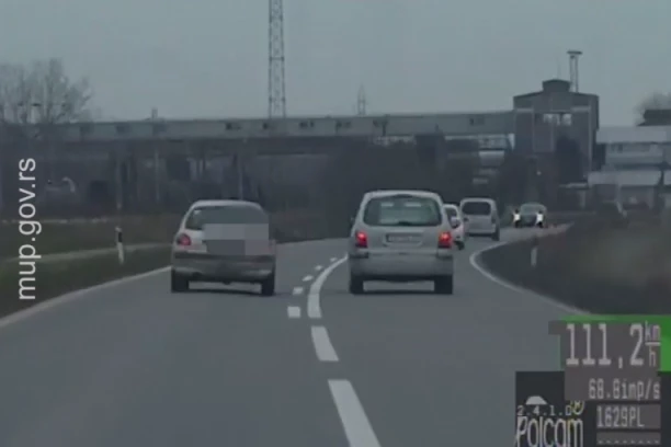 POGLEDAJTE NASILNIČKU VOŽNJU BAHATOG VOZAČA IZ ČAČKA! Pežoom obilazio vozila na punoj i vozio u pijanom stanju! (VIDEO)