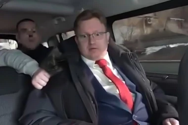 AGENTI GA STRPALI U KOMBI I OPTUŽILI ZA IZDAJU: Isplivao jeziv snimak privođenja diplomate na ulici! (VIDEO)