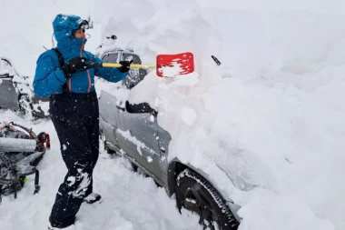 NIŽU SE UPOZORENJA, RAFOVI PRAZNI - STIŽE SMRTONOSNA OLUJA! Ovo je strašno! Proglašeno vanredno stanje, milioni su u opasnosti! (FOTO, VIDEO)