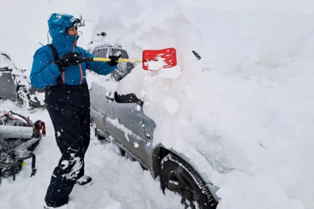 NIŽU SE UPOZORENJA , RAFOVI PRAZNI - STIŽE SMRTONOSNA OLUJA! Ovo je strašno! Proglašeno vanredno stanje, milioni su u opasnosti! (FOTO, VIDEO)