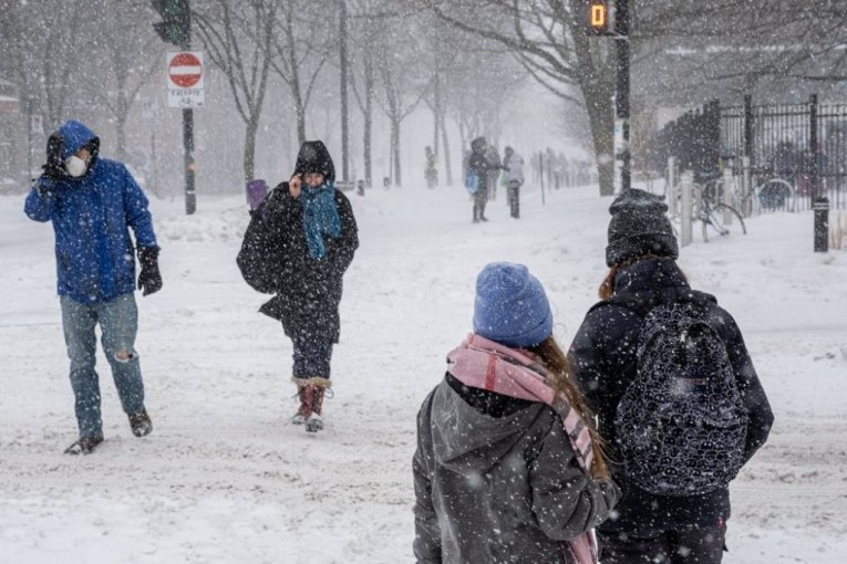 BELI PAKAO ODNEO PRVU ŽRTVU, TEMPERATURA PALA NA MINUS 34! Potpuni kolaps, 350.000 ljudi ostalo bez struje! STIŽE NAJGORA OLUJA DECENIJE! (VIDEO)