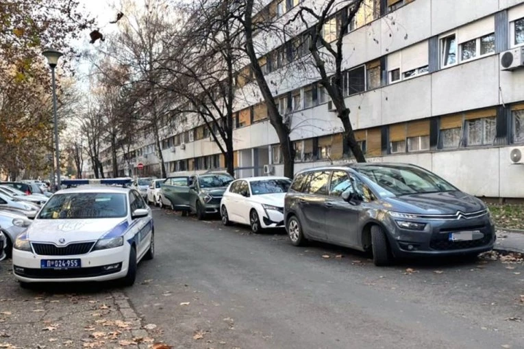 MALOLETNICA IZBOLA MLADIĆA (22)! Užas u Šidu, devojčica pokušala da povredi i sebe!