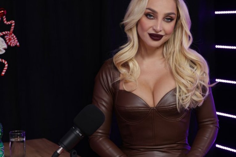 Maya Berović - Hotcast