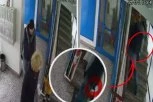IMA UBODNE RANE I PO GLAVI! Poznato stanje žene izbodene u hodniku zgrade na Novom Beogradu! PLJAČKAŠ JE UMALO UBIO PRED OČIMA MALOG UNUKA! (UZNEMIRUJUĆI VIDEO)