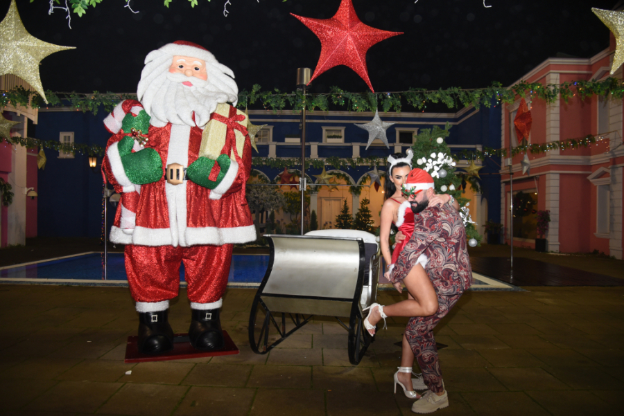 PRLJAVI DEDA MRAZ LUKA UVALIO PAKETIĆ BABA MRAZICI ANITI! Zavirite u VREĆU PUNU VRELIH SCENA!