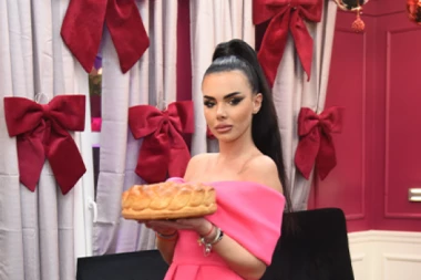 BOŽIĆNIM FOTOGRAFIJAMA ANITA I LUKA NAJAVILI ZAJEDNIČKI ŽIVOT: U jeku skandala - par udario žestoku kontru, svi posmatrali ovu prazničnu scenu!