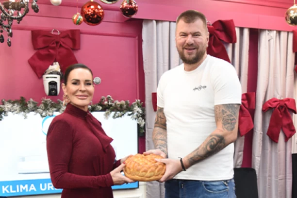 BOŽIĆNA ŠOK-BOMBA KAČAVENDE I JANJUŠA! Ovakav osmeh ima samo zaljubljen muškarac!