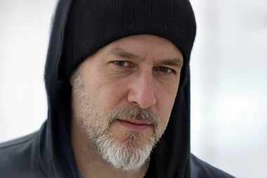 OVAJ ČOVEK JE BRUTALNO IZBO ŽENU NA NOVOM BEOGRADU! MUP objavio novu izoštrenu fotografiju razbojnika! UPUĆEN APEL GRAĐANIMA!