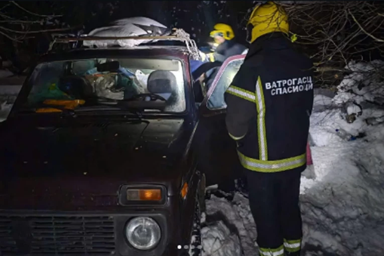 DRAMA KOD KLADOVA! Zaglavili se u snegu, izvlačili ih vatrogasci! (FOTO)