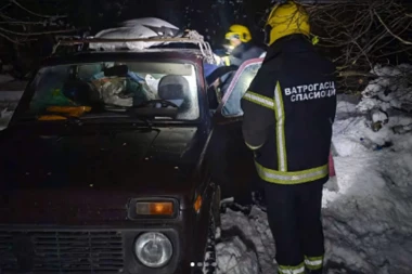 DRAMA KOD KLADOVA! Zaglavili se u snegu, izvlačili ih vatrogasci! (FOTO)