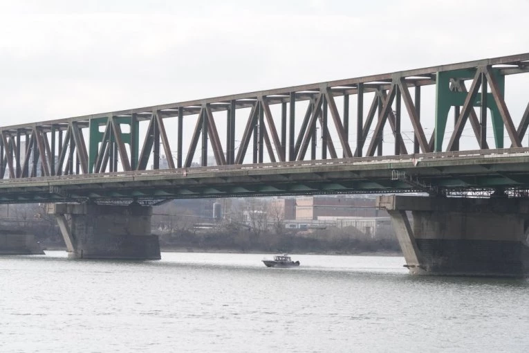 NAŠ PEVAČ SKOČIO S PANČEVAČKOG MOSTA! Telo i dalje nije pronađeno - STRAVIČNI DETALJI samoubistva, dva broja kriju TAJNU! Da se naježiš!