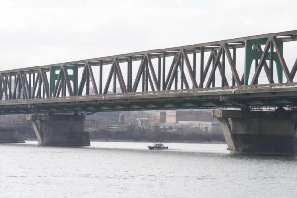 NAŠ PEVAČ SKOČIO S PANČEVAČKOG MOSTA! Telo i dalje nije pronađeno - STRAVIČNI DETALJI samoubistva, dva broja kriju TAJNU! Da se naježiš!