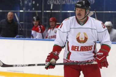 SKANDAL U BELORUSIJI: Lukašenko OBOREN NA LED dok je igrao hokej! (VIDEO)