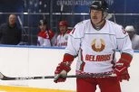 SKANDAL U BELORUSIJI: Lukašenko OBOREN NA LED dok je igrao hokej! (VIDEO)