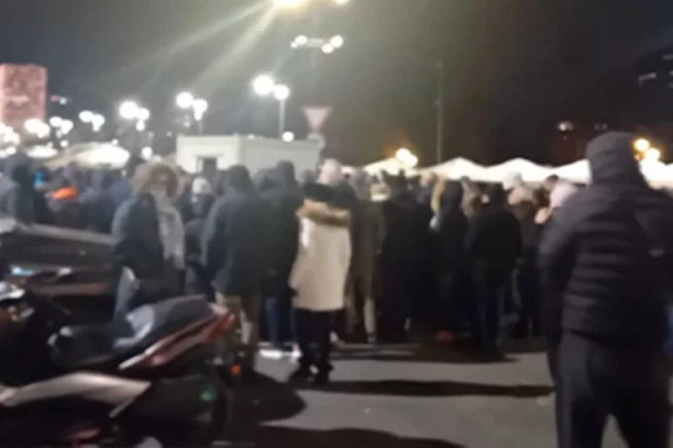 ČEKA SE DOLAZAK VUČIĆA U ĆACILEND! Veliki broj građana čeka predsednika ispred Narodne skupštine! (FOTO, VIDEO)