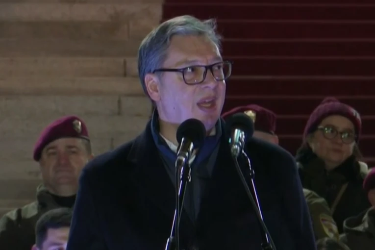 VUČIĆ STIGAO U ĆACILEND! Veliki broj građana dočekao predsednika ispred Narodne skupštine! ORI SE "ACO SRBINE" (FOTO, VIDEO)