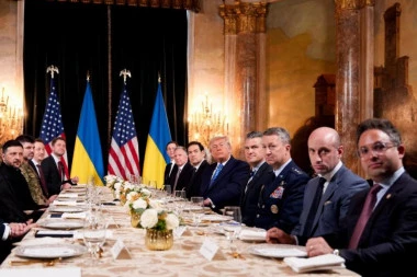 OKONČAN SASTANAK NA FLORIDI: Tramp i Zelenski završili razgovore, počeli pregovori sa evropskim liderima – USKORO OBRAĆANJE!