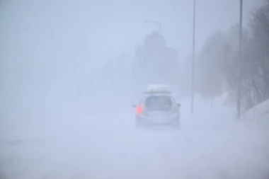 APOKALIPSA ŠIROM EVROPE: Stanovnici kopaju tunele do kuća dok oluja ne prestaje, automobili zatrpani snegom (VIDEO)