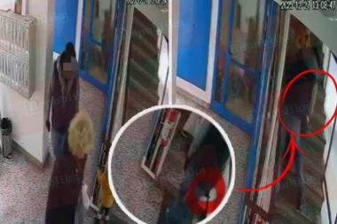 EKSKLUZIVNO! STRAVIČAN SNIMAK UBADANJA ŽENE NA NOVOM BEOGRADU! Javio joj se, smeškao, pa krvnički izbo nožem! SVE GLEDALO MALO DETE! (UZNEMIRUJUĆI VIDEO)