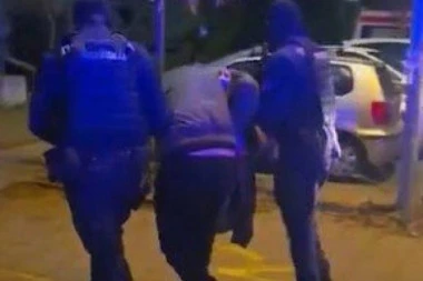 GLUMAC SE PREDAO POLICIJI! Optužen da je NEPRIMERENO DODIRIVAO DEČAKE, roditelji zabrinuti!