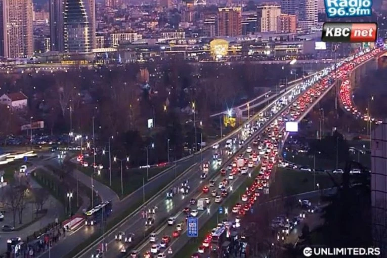 TOTALNI KOLAPS U BEOGRADU! Praznična groznica i popodnevni špic paralisali grad! Gazela stoji, na Novom Beogradu NEVIĐENI HAOS, a ova mesta obavezno da izbegavate! (FOTO)
