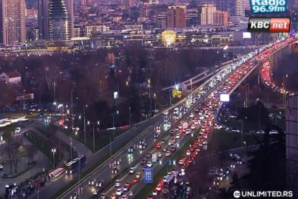 TOTALNI KOLAPS U BEOGRADU! Praznična groznica i popodnevni špic paralisali grad! Gazela stoji, na Novom Beogradu NEVIĐENI HAOS, a ova mesta obavezno da izbegavate! (FOTO)