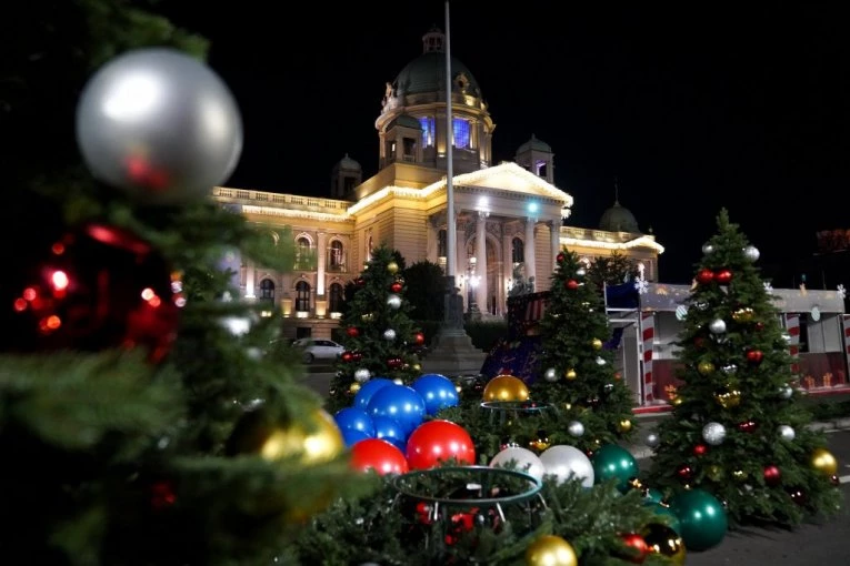 VUČIĆ SE ZAHVALIO STUDENTIMA I GRAĐANIMA: "Odbranili ste državu!" – Šatori ispred Skupštine uklonjeni, evo kakva praznična bajka niče na tom mestu! (FOTO)