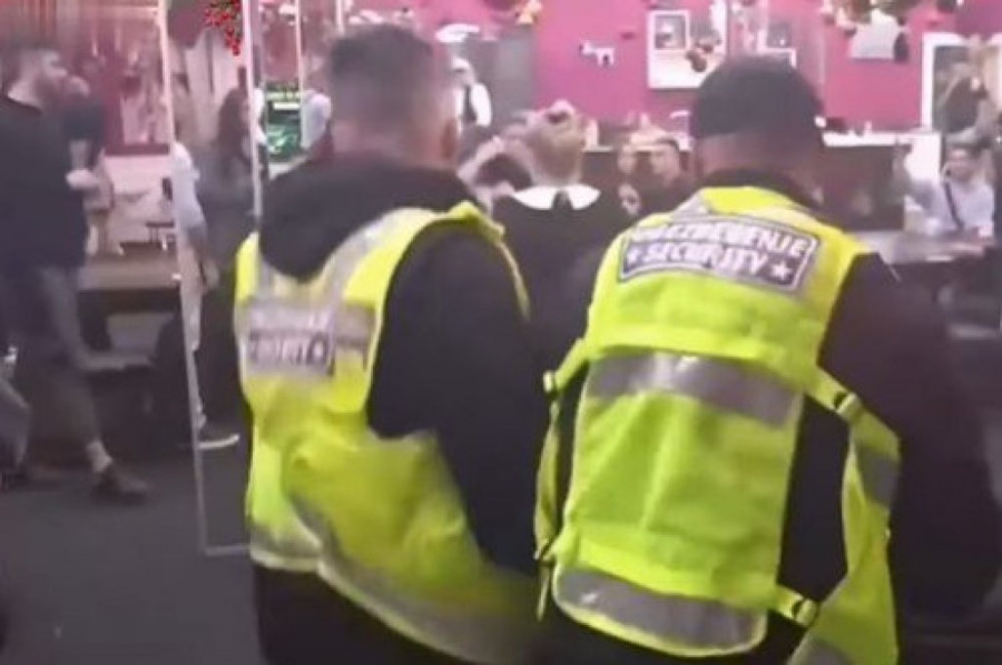 POVREĐENA ANELI AHMIĆ! Uznemirujuće scene - Asmina jedva obuzdali, takmičarku IZNELI IZ BELE KUĆE! (GALERIJA)