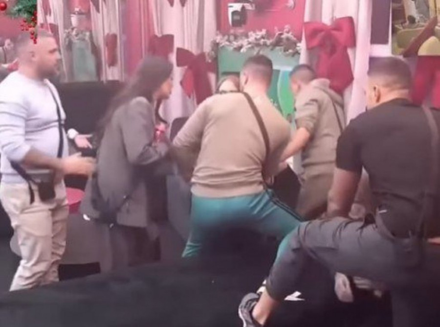 POVREĐENA ANELI AHMIĆ! Uznemirujuće scene - Asmina jedva obuzdali, takmičarku IZNELI IZ BELE KUĆE! (GALERIJA)