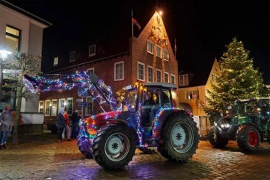 ZABORAVITE NA SANKE I IRVASE, SRPSKI DOMAĆIN OBJASNIO: Paraćinom krstari okićena GRDOSIJA, ljudi u neverici trljaju oči! (VIDEO)