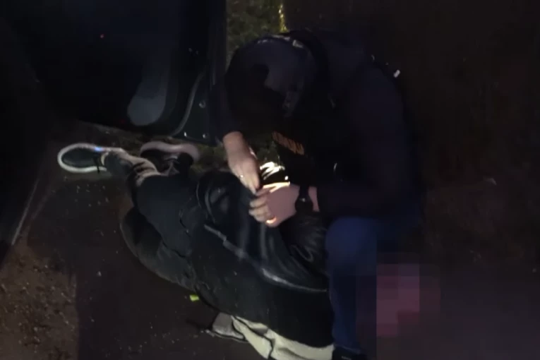 POGLEDAJTE KAKO JE UHAPŠEN PIROMAN SA NOVOG BEOGRADA! Spekatkuralna akcija UKP - NA ZEMLJU, LISICE NA RUKE! (VIDEO)