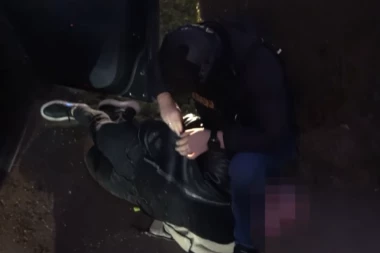 POGLEDAJTE KAKO JE UHAPŠEN PIROMAN SA NOVOG BEOGRADA! Spekatkuralna akcija UKP - NA ZEMLJU, LISICE NA RUKE! (VIDEO)