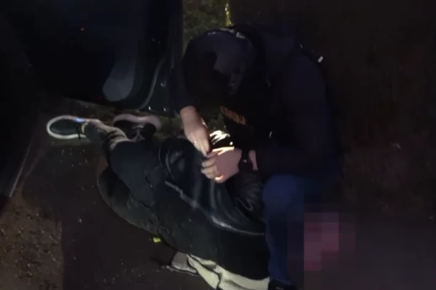 POGLEDAJTE KAKO JE UHAPŠEN PIROMAN SA NOVOG BEOGRADA! Spekatkuralna akcija UKP - NA ZEMLJU, LISICE NA RUKE! (VIDEO)