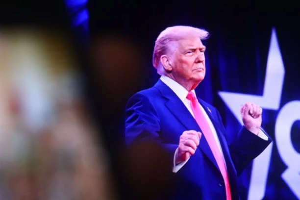 PAPIN BRAT KOD TRAMPA NA ŽURCI: Isplivao snimak iz Mar-a-Laga, Donald pred svima otkrio zašto mu je on najomiljeniji gost! (FOTO, VIDEO)