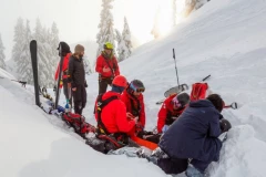 DRAMA NA SUVOJ PLANINI: Planinar povređen tokom uspona na Trem, 14 spasilaca se satima borilo sa snegom i stenama da ga izvuku! (VIDEO)