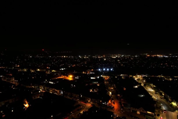 MOSKVA U POTPUNOM MRAKU! Više od 600.000 ljudi bez struje i interneta nakon udara dronova! Gore trafostanice, prestonica odsečena od sveta! (FOTO, VIDEO)