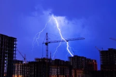STRAVIČNO NEVREME PARALISALO DRŽAVU! Munje ZAPALILE objekte, vetar ČUPAO drveće, građani zarobljeni u bujicama! (FOTO, VIDEO)