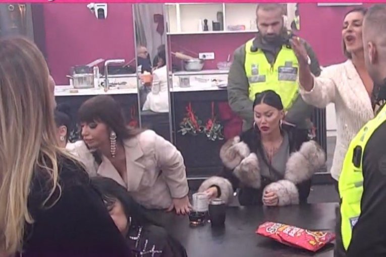 Sukob Kačavende i Ane Ćurčić