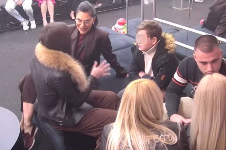 Viktor i Mina sa porodicom Viktora