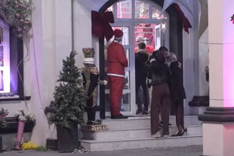 Viktor i Mina sa porodicom Viktora