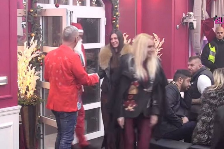 Viktor i Mina sa porodicom Viktora