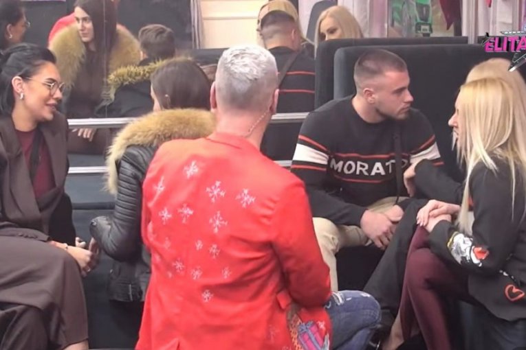 Viktor i Mina sa porodicom Viktora