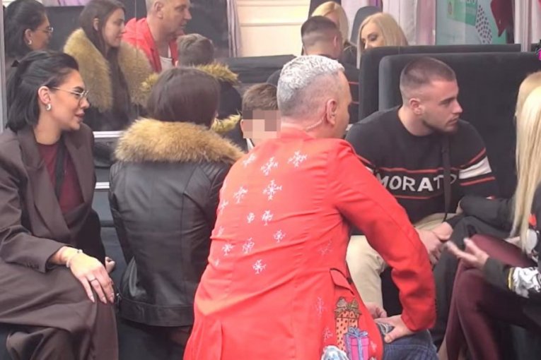 Viktor i Mina sa porodicom Viktora