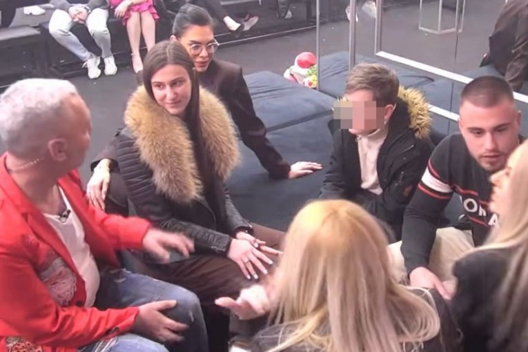 Viktor i Mina sa porodicom Viktora