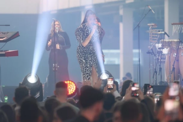 ZBOG OVOGA JE HITNO PREKINUT PRIJOVIĆKIN KONCERT: Pevačica se SRUŠILA na bini, evo šta se desilo! (VIDEO)