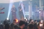 ZBOG OVOGA JE HITNO PREKINUT PRIJOVIĆKIN KONCERT: Pevačica se SRUŠILA na bini, evo šta se desilo! (VIDEO)