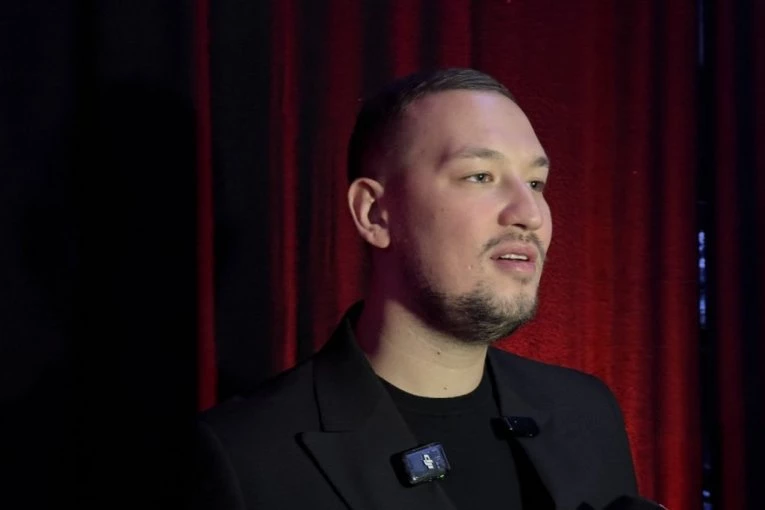 UROŠ ŽIVKOVIĆ PRAVI DRUGO DETE U NOVOJ GODINI: Večeras ću poljubiti suprugu u ponoć, malog smo ostavili kod babe i dete! (VIDEO)