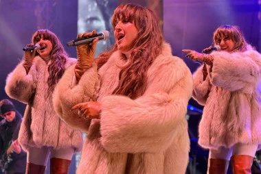 SVI GLEDAJU U BUTINE ALEKSANDRE RADOVIĆ: Pevačica se pojavila na dočeku Nove godine u Beogradu na vodi, o OVOME svi pričaju! (VIDEO)