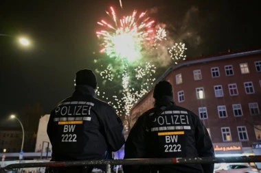 ISPALILI VATROMETE NA POLICIJU! Haos u novogodišnjoj noći, uhapšeno 10 osoba - traga se za još nekoliko!