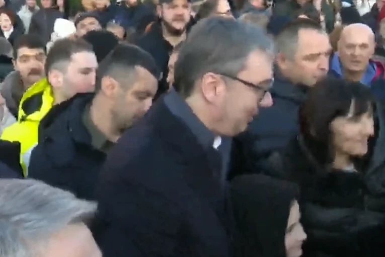 PREDSEDNIK SA GRAĐANIMA! Vučić na novogodišnjem bazaru ispred Skupštine, građani uzvikuju: "Najbolji ste predsedniče!" (VIDEO)